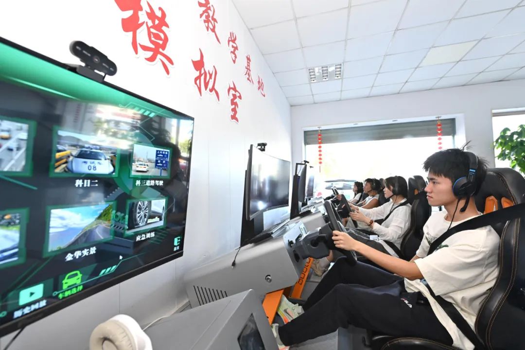 “AI教练”助力学车。图源:新华社