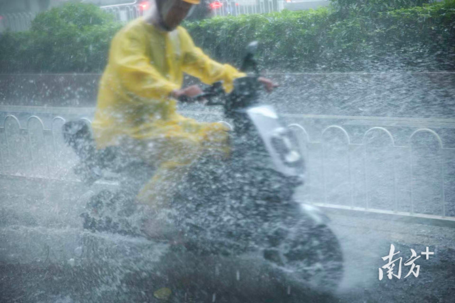 Typhoon Tapah slams into Guangdong, bringing torrential rains and strong winds