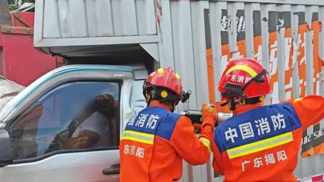 揭阳一小货车不慎追尾大货车，一人被困动弹不得……