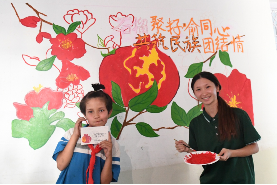 五邑大学团队在阿瓦提中心小学开展民族团结主题墙绘。通讯员供图