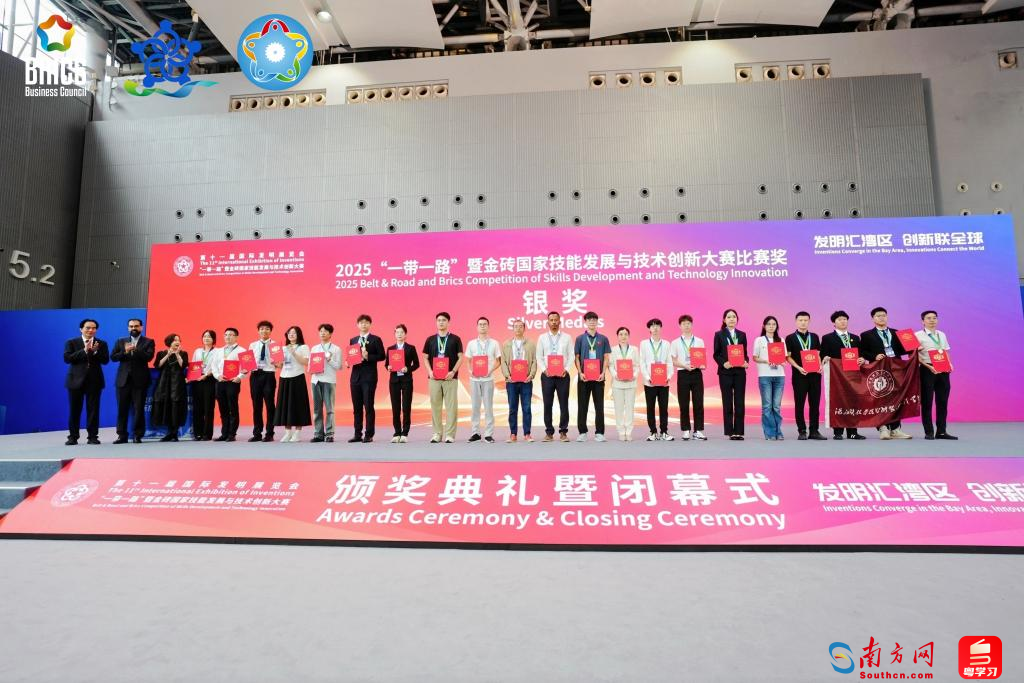 2银和1个青铜！ Zhanjiang科学技术大学的学生在金