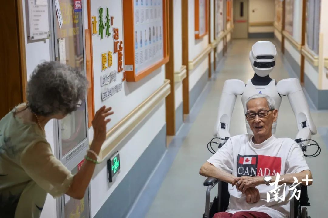 在深圳市养老护理院,星尘智能的AI机器人助理AstribotS1在服务老人。