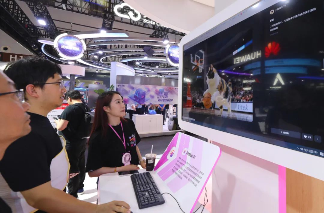 在2025世界人工智能大会上,参观者在展览现场体验AI辅助的创意视频制作。图源:新华社