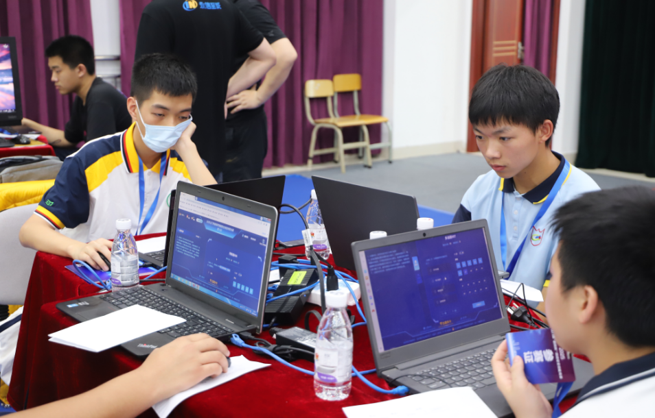 青少年选手在决赛现场开展实战演练