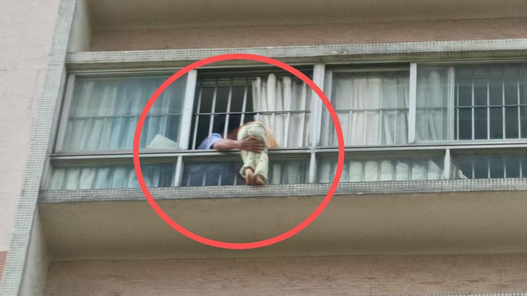 命悬一线！佛山一男童被卡防盗窗身体悬空！