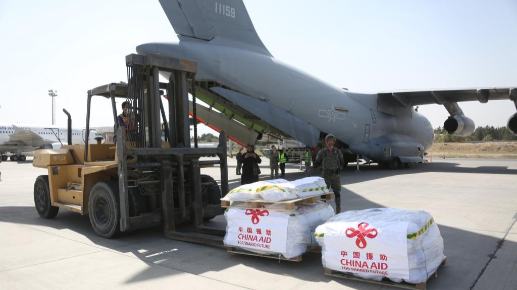 Afghanistan : la première livraison d'aide d'urgence chinoise après le séisme arrive à Kaboul