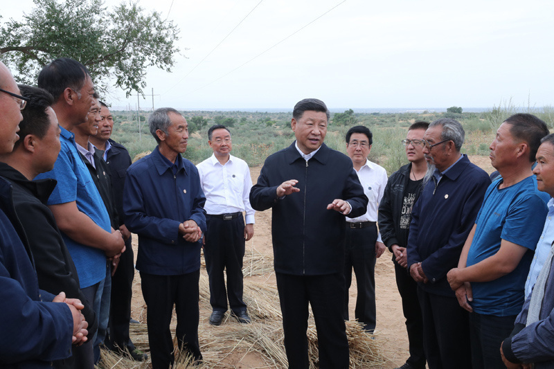 2019年8月21日，习近平总书记在武威市古浪县八步沙林场同“六老汉”代表及林场职工亲切交谈。新华社记者 鞠鹏 摄