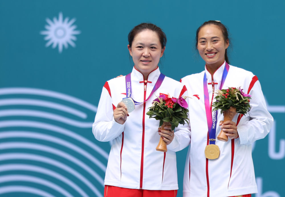 　　9月29日，冠军中国选手郑钦文（右）与亚军朱琳在杭州亚运会网球项目女子单打比赛颁奖仪式上合影。新华社记者 贾浩成 摄
