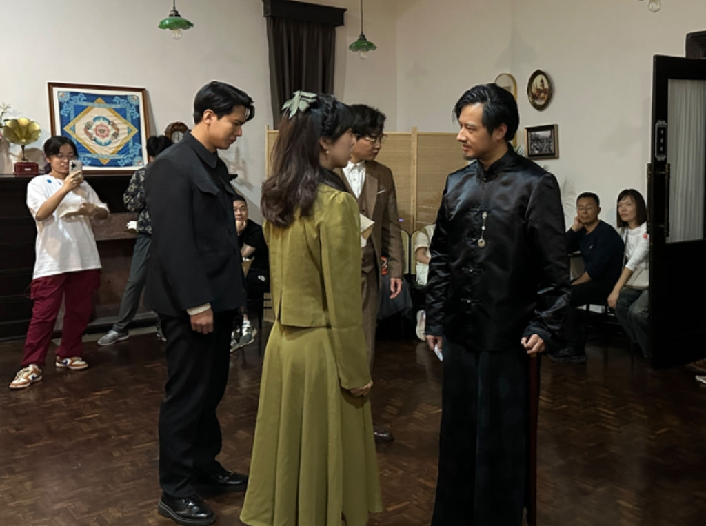 沉浸式戏剧《雾起江州》正在上演。 新华社记者 李晓婷 摄