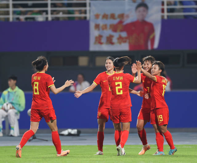 9月30日，中国队球员王霜（右二）进球后与队友庆祝。