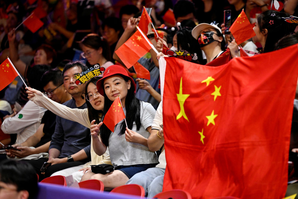 10月1日，观众在杭州亚运会乒乓球比赛现场为选手加油。新华社记者 王鹏 摄