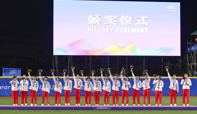 杭州亚运会垒球项目，中国队拿到了一枚宝贵的银牌。新华社发