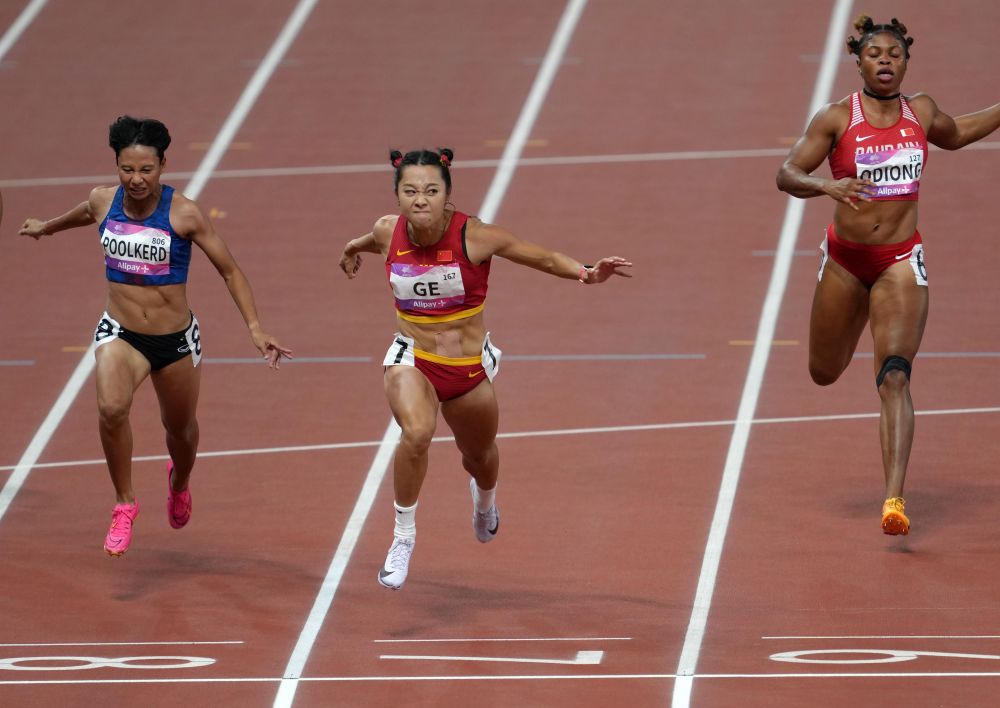 9月30日，中国选手葛曼棋（中）在杭州亚运会田径项目女子100米决赛中冲线。新华社记者 江文耀 摄
