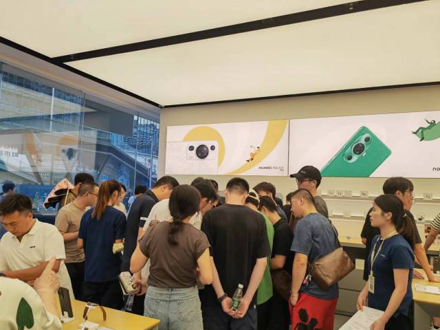 深圳，华为授权体验店内，Mate60 Pro展台挤满消费者。南方+ 王玮 摄