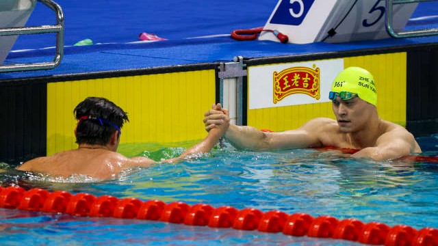 相差13岁，孙杨和潘展乐同场竞技，双双挺进决赛