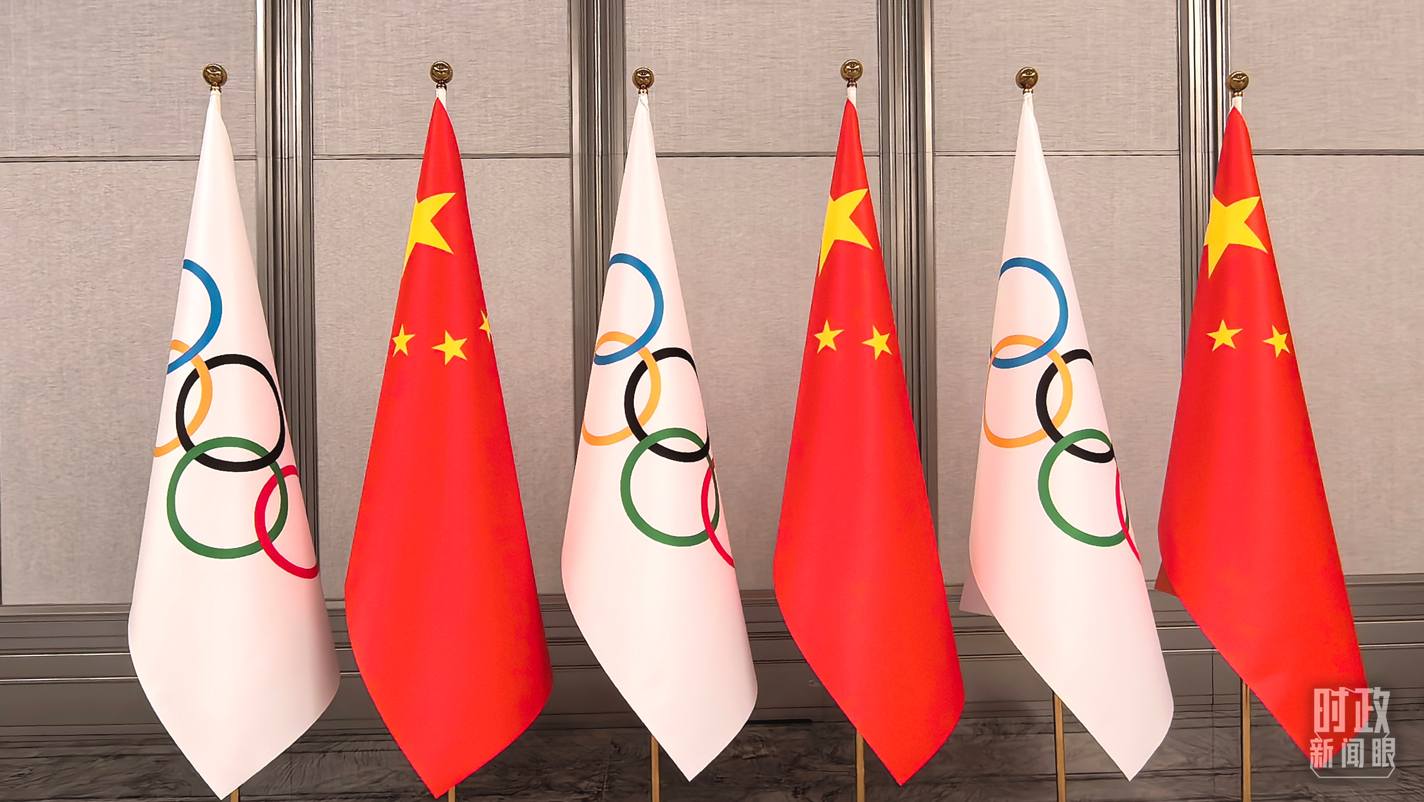 会见现场的旗帜。（总台央视记者李增仁拍摄）