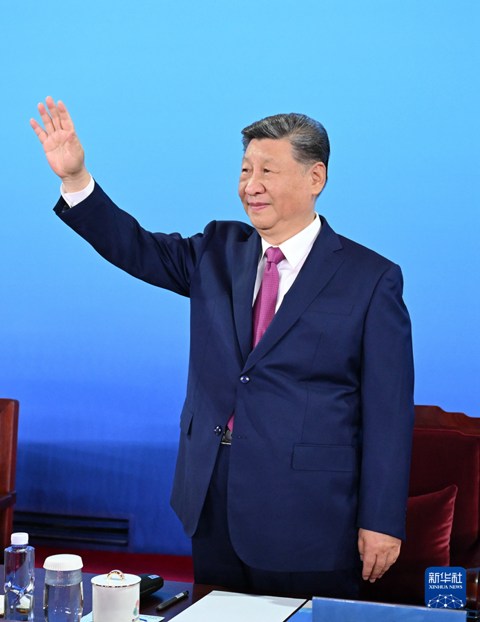 11月9日晚,中共中央总书记、国家主席、中央军委主席习近平在广东省广州市出席中华人民共和国第十五届运动会开幕式并宣布运动会开幕。这是习近平在主席台上向大家挥手致意。新华社记者 谢环驰 摄