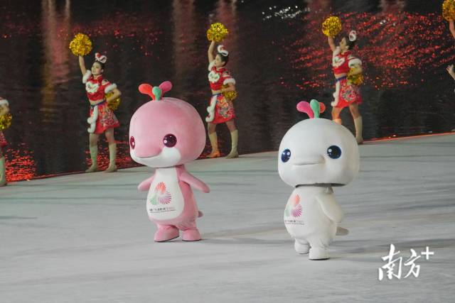 开幕式上憨态可掬的吉祥物“喜洋洋”“乐融融”,由佛山黄飞鸿文武学校习武少年扮演。南方+记者 张冠军 摄 开幕式上憨态可掬的吉祥物“喜洋洋”“乐融融”,由佛山黄飞鸿文武学校习武少年扮演。南方+记者 张冠军 摄