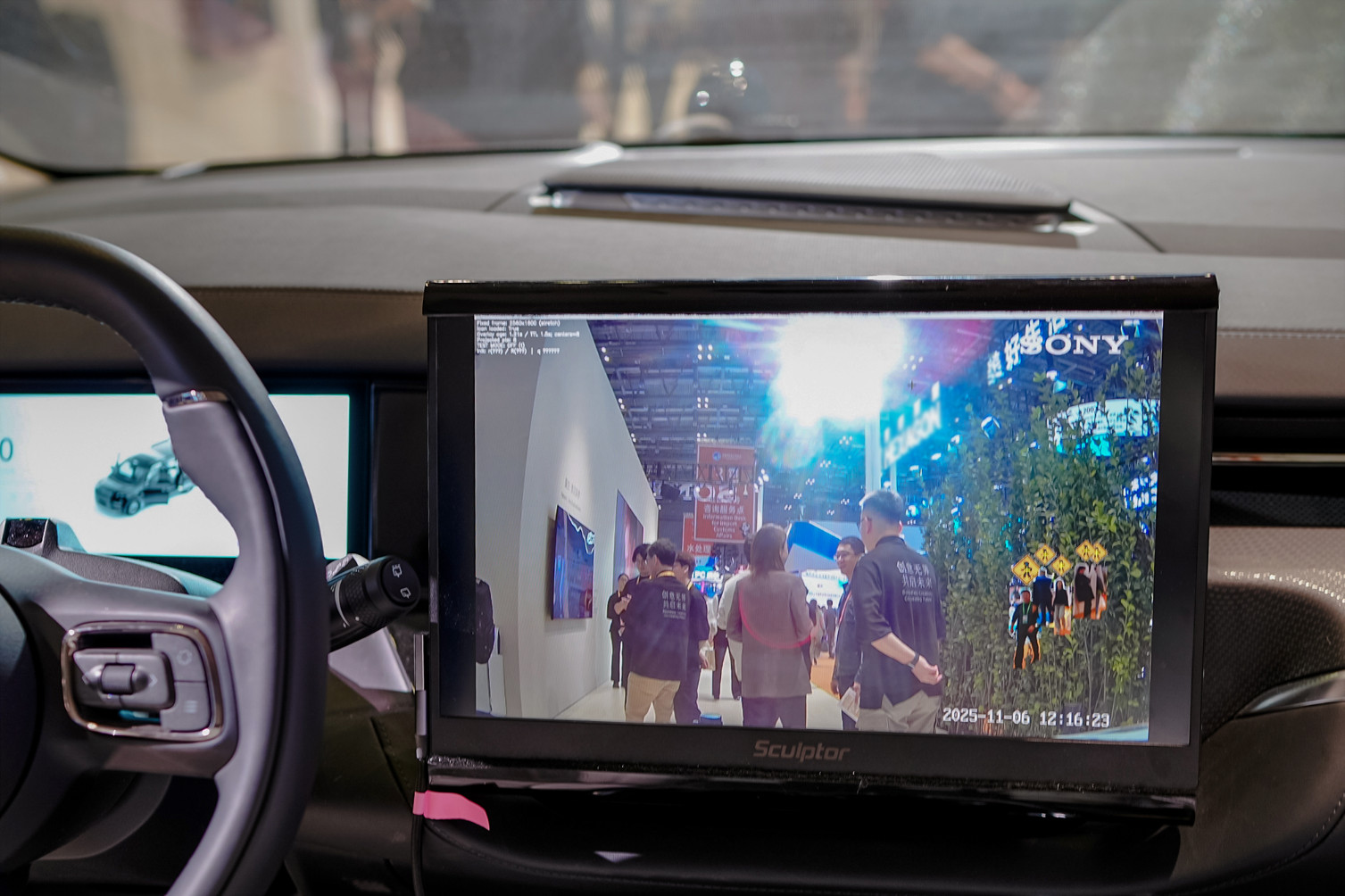 驾驶员可通过屏幕观察障碍后方的行人、车辆等