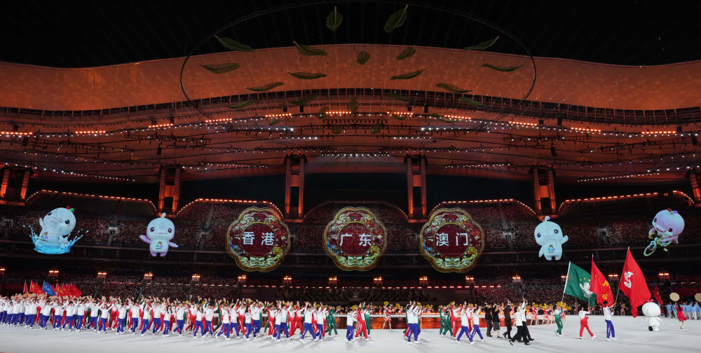 △广东省体育代表团、香港特别行政区体育代表团和澳门特别行政区体育代表团在入场仪式上共同入场。图源:新华社