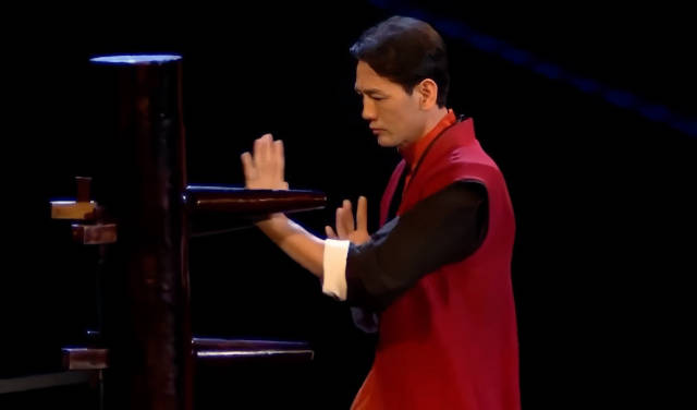 佛山武术名家董崇华在十五运会开幕式上表演。图源:央视新闻直播截图 佛山武术名家董崇华在十五运会开幕式上表演。图源:央视新闻直播截图