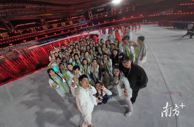 舞者们在水舞台上合影。