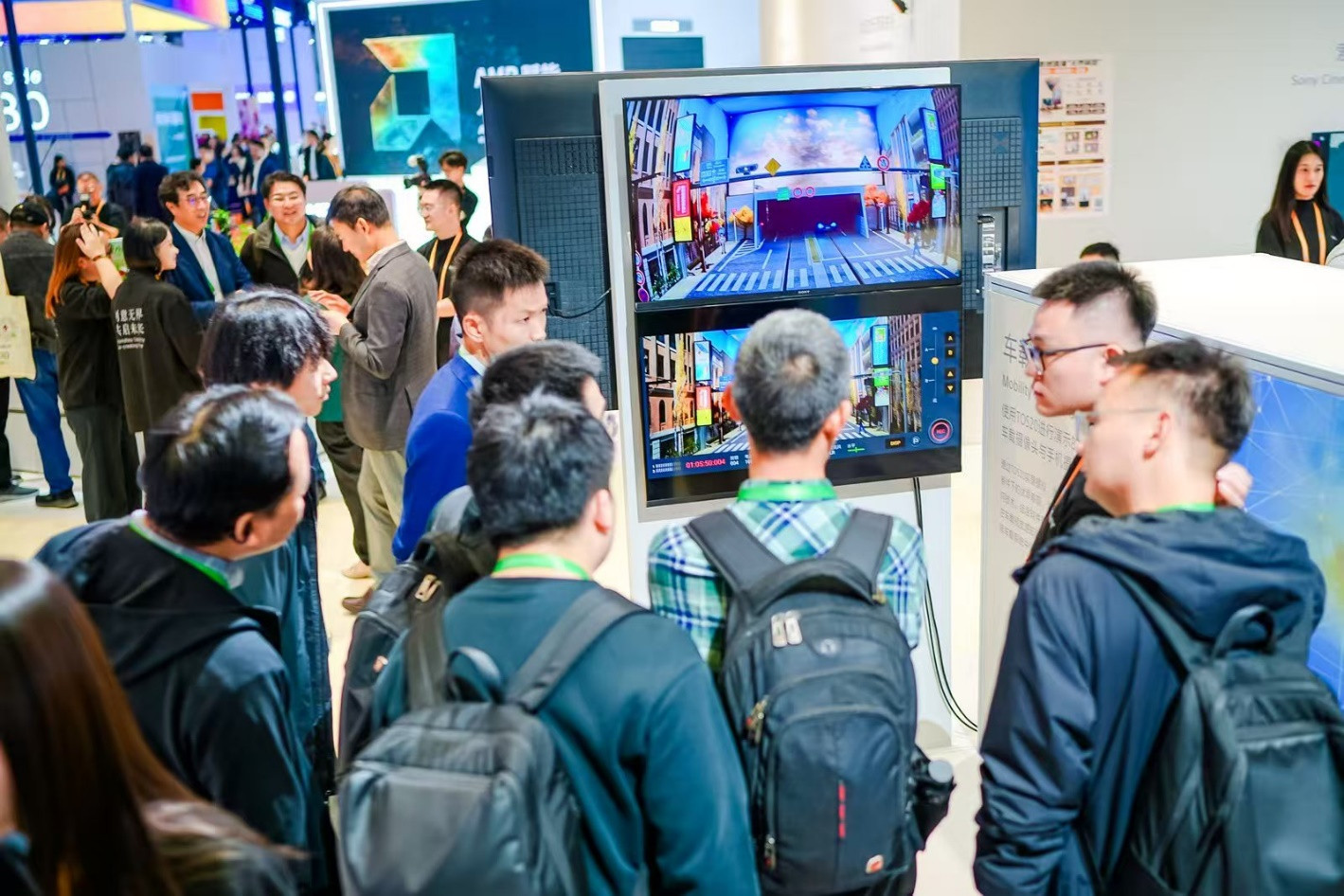 搭载了ISX031图像传感器的车载摄像头与普通手机拍摄效果对比