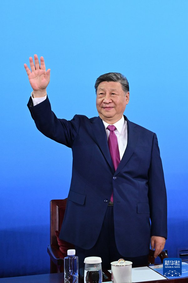 11月9日晚,中共中央总书记、国家主席、中央军委主席习近平在广东省广州市出席中华人民共和国第十五届运动会开幕式并宣布运动会开幕。这是习近平在主席台上向大家挥手致意。新华社记者 燕雁 摄