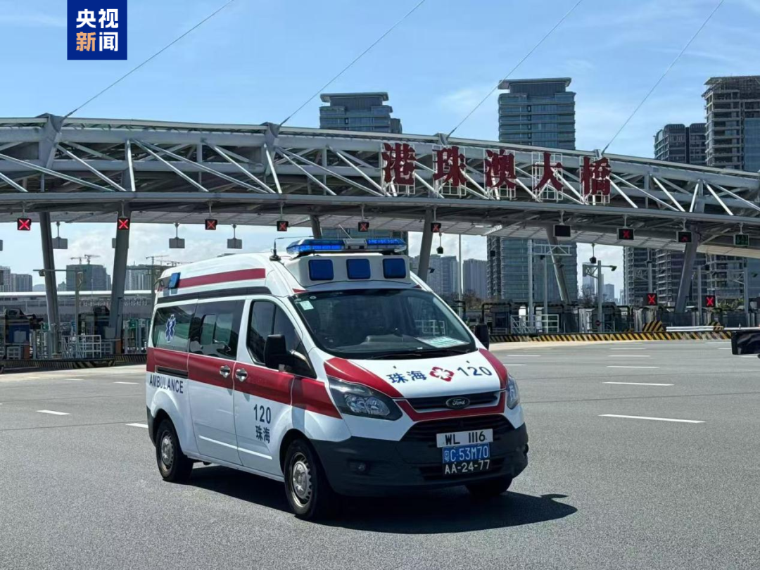△赛事首创“三牌”医疗保障车:香港车牌、广东车牌和澳门车牌助力三地跨境随行。