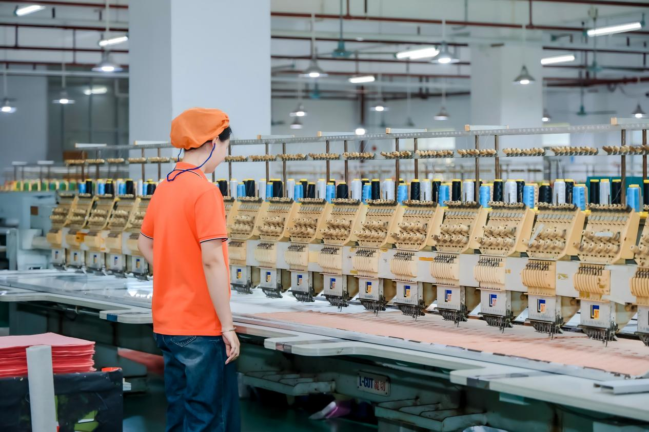 东莞康达玩具礼品有限公司生产线,工人正在赶制十五运会订单。