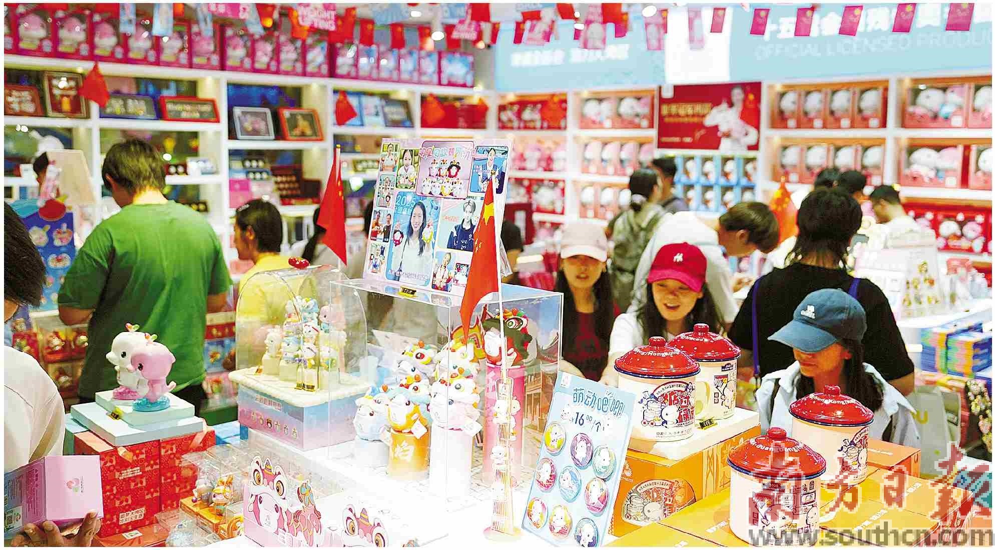 十五运会吉祥物文创产品吸引众多游客驻足打卡。南方日报记者 许舒智 摄