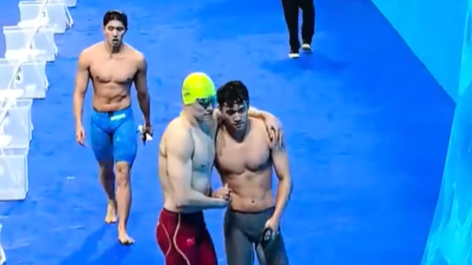 孙杨赛后场边等待潘展乐 两代泳坛名将击掌示意