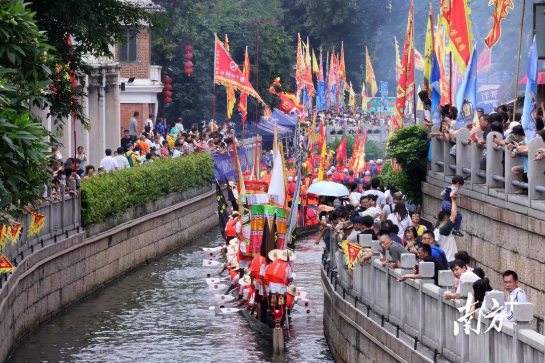 △今年端午期间,广州荔枝湾的龙舟活动吸引了不少群众。图源:南方+