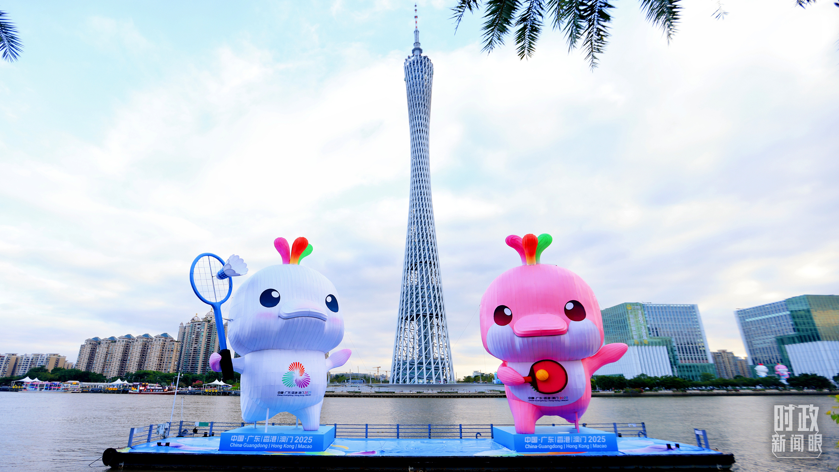 广州街头的全运会吉祥物“喜洋洋”和“乐融融”。（总台央视记者魏帮军拍摄）