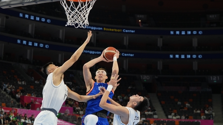 全运会男篮四分之一决赛现场，“超E”吉祥物扭成爱你的形状｜南方+视频