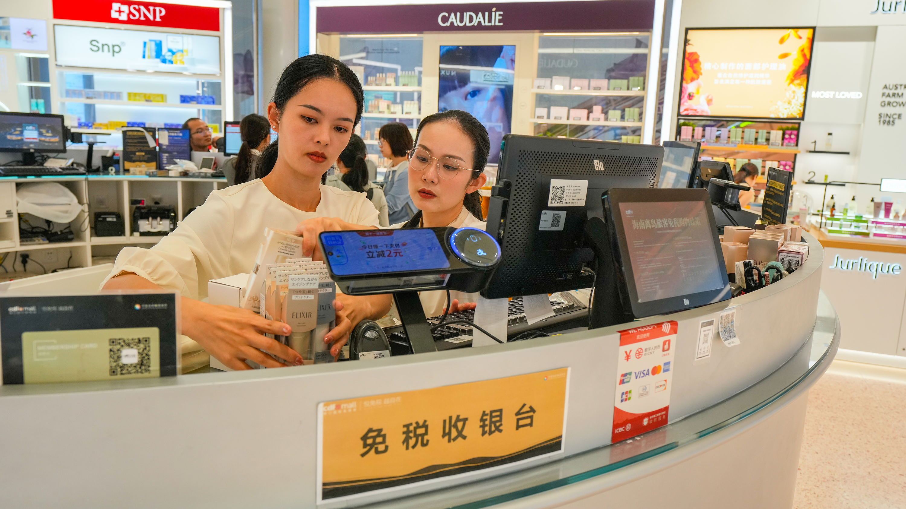 2025年11月1日，海口国际免税城，旅客在选购免税商品。