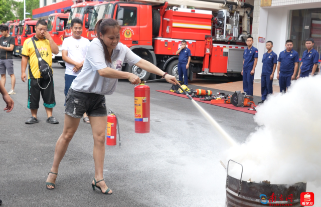 群众代表体验灭火器使用