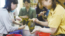 粽叶、艾草花束销量增长 端午节“沉浸式”体验成潮流 粽叶、艾草花束销量增长 端午节“沉浸式”体验成潮流