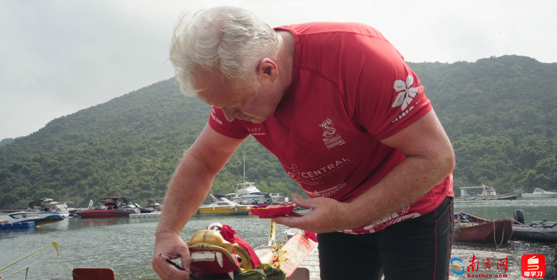 外国人为龙舟点睛