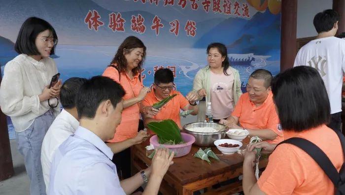 近日，来自中国台湾彰化的屈氏后裔与湖北宜昌秭归屈原故里的屈氏后裔相聚一堂，共话端午、共祭屈原、共叙乡情。