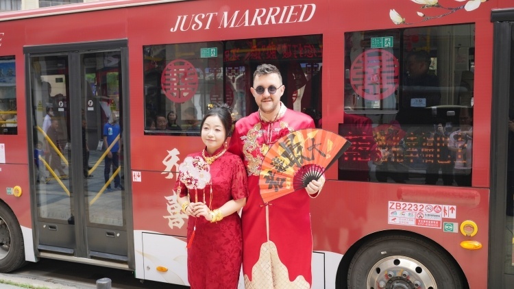 公交车变婚车！佛山首台“婚礼巴士”驶向幸福下一站