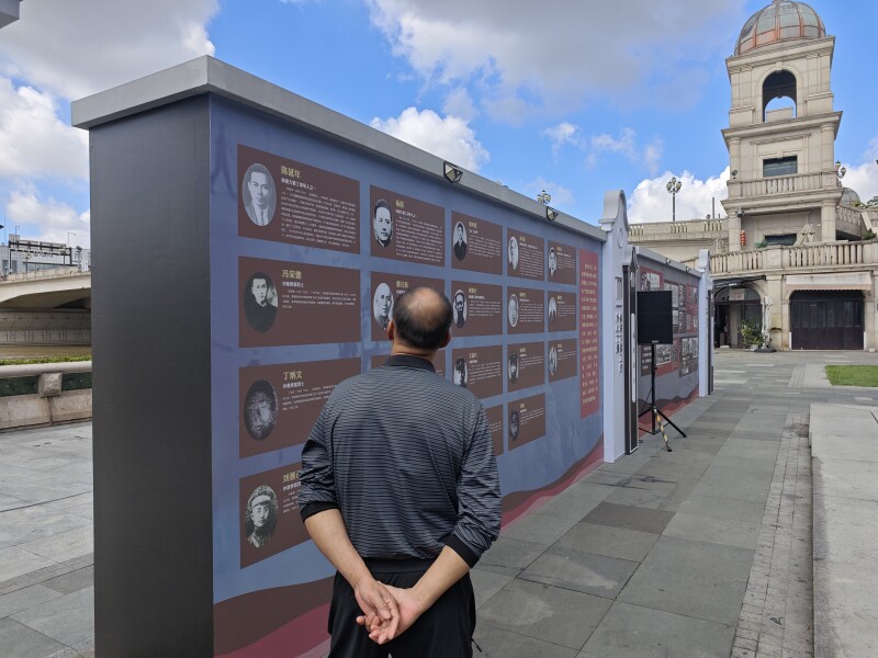 市民在参观主题展