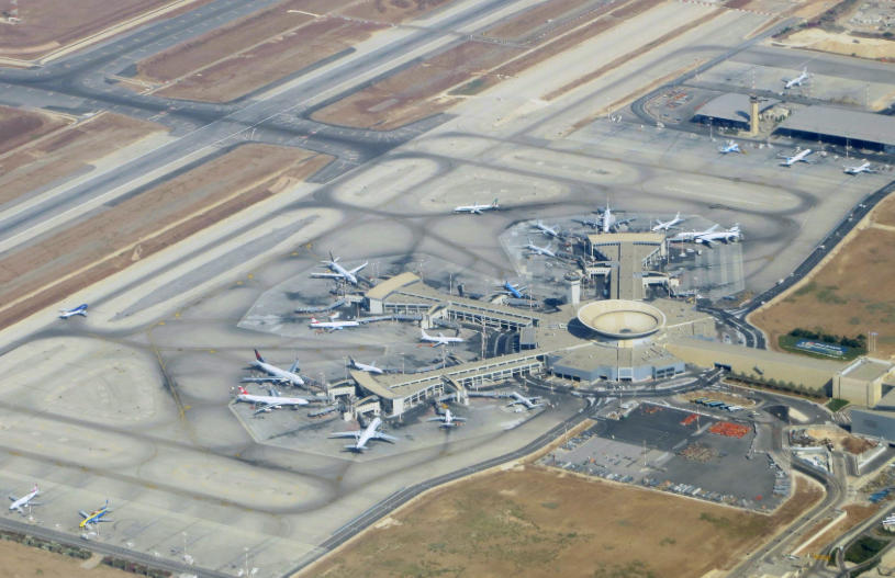 以色列计划逐步恢复航空运输，但会实施严格的乘客数量管控措施特拉维夫本古里安机场将重新开放部分航线，每趟航班载客率不得超过50%政府表示此举旨在平衡疫情防控与经济复苏需求，同时确保旅客安全