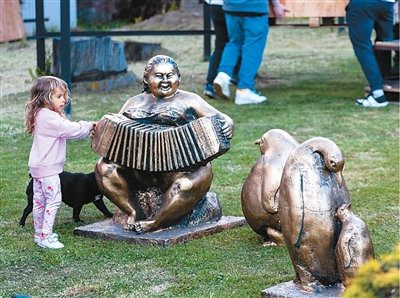 许鸿飞雕塑世界巡展·阿根廷乌斯怀亚站上，作品《天籁》受到观众喜爱。曾雨林摄