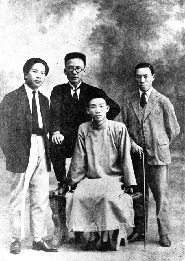 1945年9月17日，现代著名小说家、散文家郁达夫被日军杀害，时年49岁。郁达夫生于浙江富阳，是创造社主要成员之一。与鲁迅合编过《奔流》，著有小说《沉沦》《春风沉醉的晚上》等。这是郁达夫（左三）于1926年春与创造社同仁摄于广州。新华社发