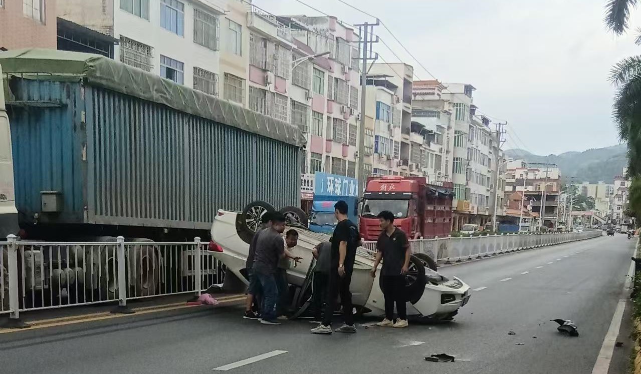 郁南连滩：小车侧翻司机被困 快递小哥合力救援