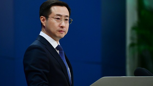 美防长大肆渲染“中国威胁”，外交部反问6个“是谁”