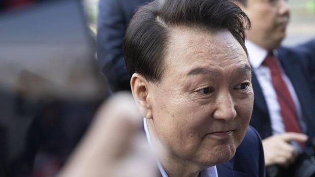 被弹劾后今日再上审判台，尹锡悦内乱案首场公审前瞻→