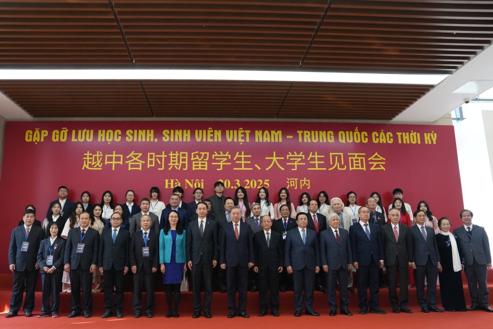 3月20日，参加见面会的嘉宾在越南首都河内的越中友谊宫合影。新华社记者 胡佳丽 摄