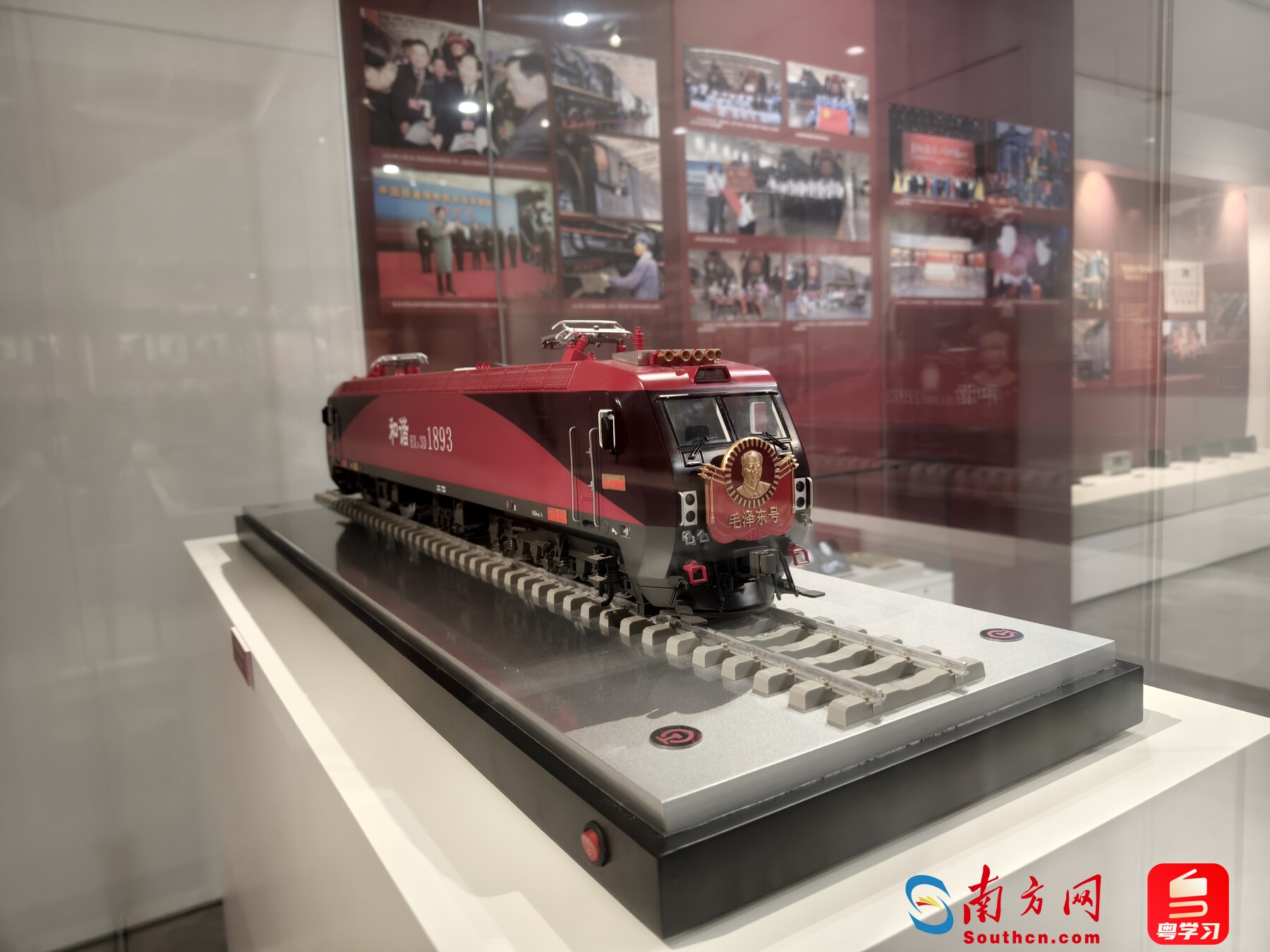 “毛泽东号”机车模型